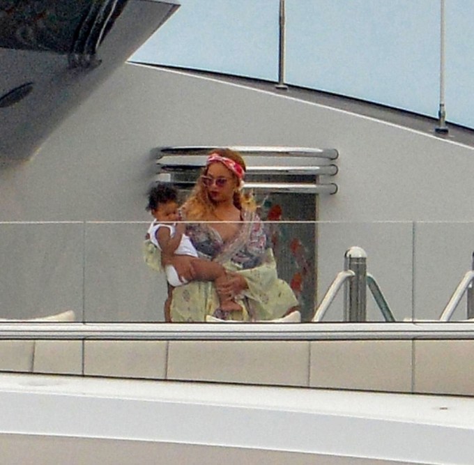 Beyoncé Cradles One of Her Twins