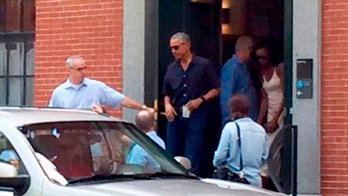 Barack-&-Michelle-Obama-Hold-Back-Tears-Helping-Daughter-Malia-Move-Into-Harvard-Dorm-gal