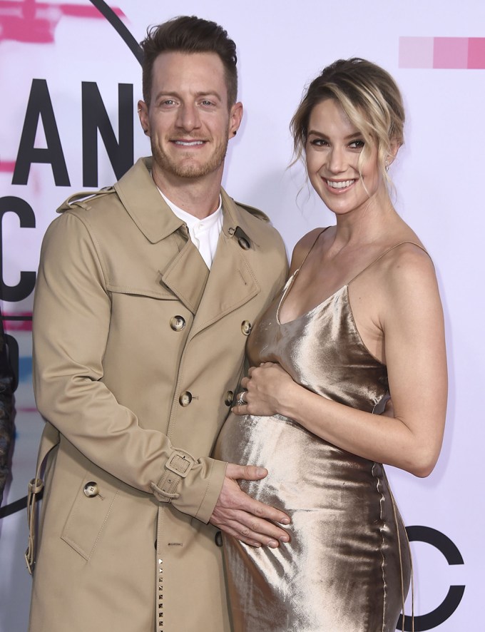 Tyler & Hayley Hubbard Show Off Baby Bump At The 2017 American Music Awards