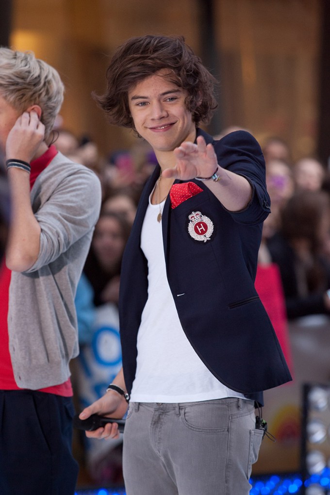 Harry Styles Waves At Fans