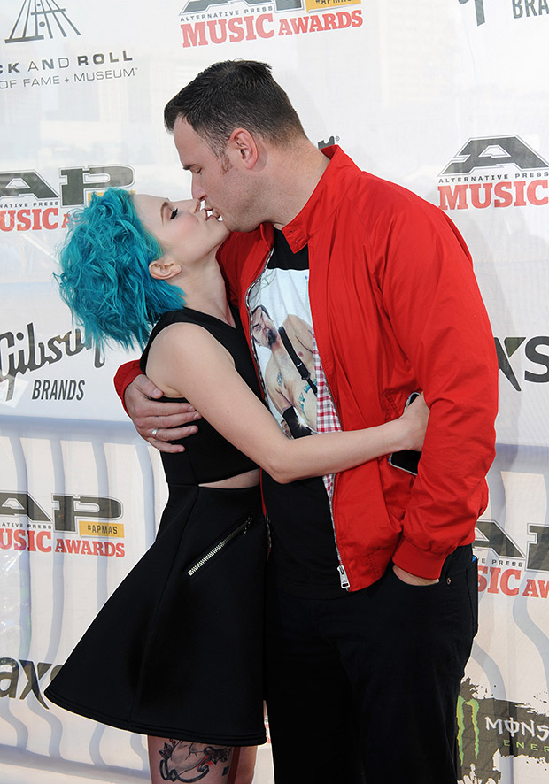 Hayley & Chad Kiss on the Red Carpet