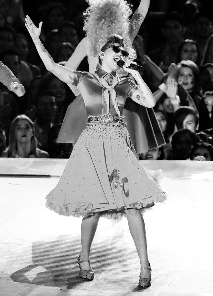 Miley Cyrus Performs