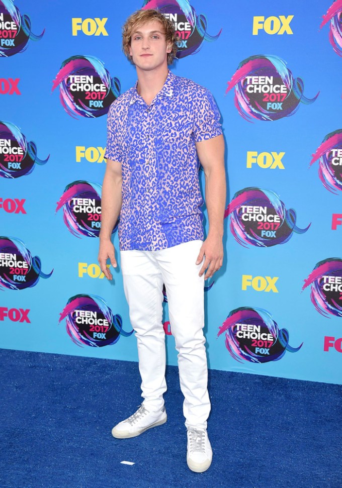 Logan Paul Rocks A Purple Leopard Shirt At 2017 Teen Choice Awards