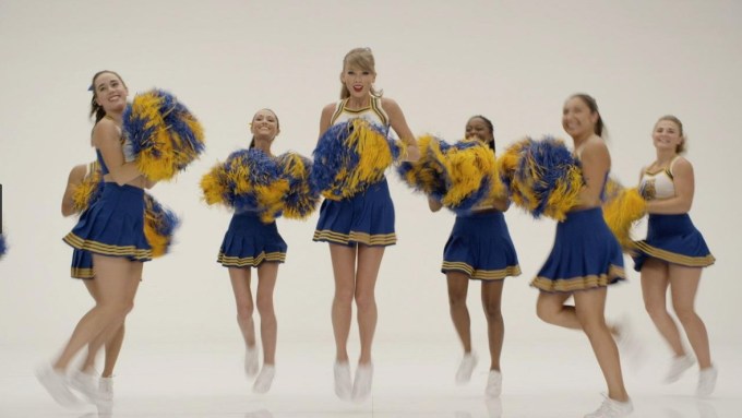 Cheerleader Taylor Swift