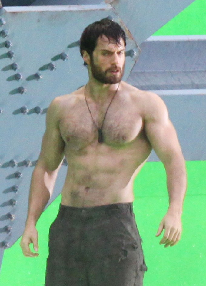 Henry Cavill Showing Off His Physique On Set Of “Man Of Steel”