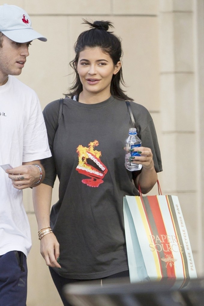 Kylie Jenner hides her bump under an oversized T-Shirt