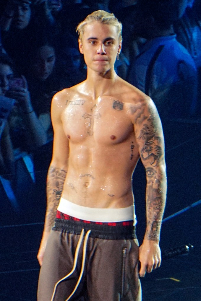 Justin Bieber’ Performing Shirtless