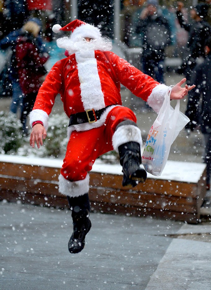 Santa Con: Pics & Videos Of People Dressing Up As Kris Kringle During 1st NY Snowfall