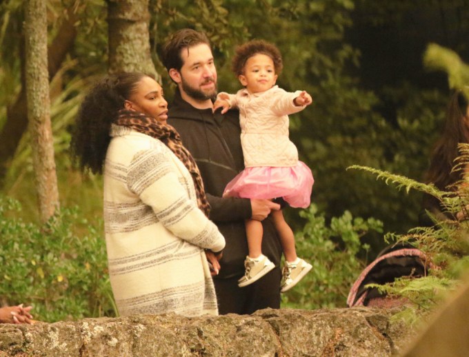 Serena Williams visits the zoo with her husband and daughter