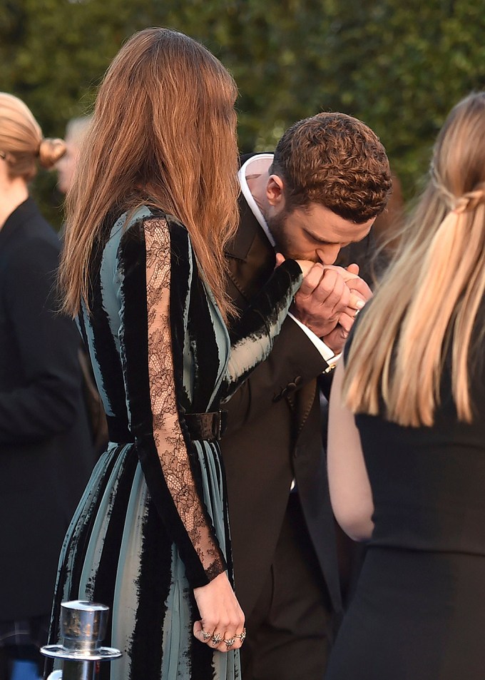Justin Timberlake kisses wife Jessica Biel’s hand