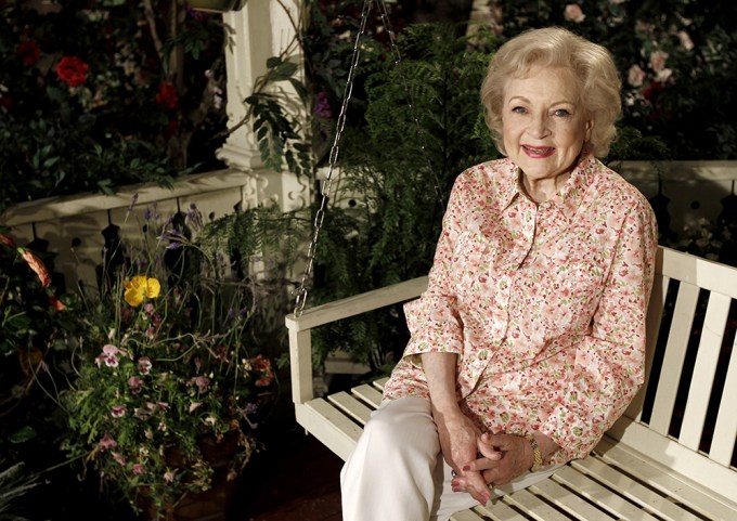 Betty White On The Set of ‘Hot in Cleveland’