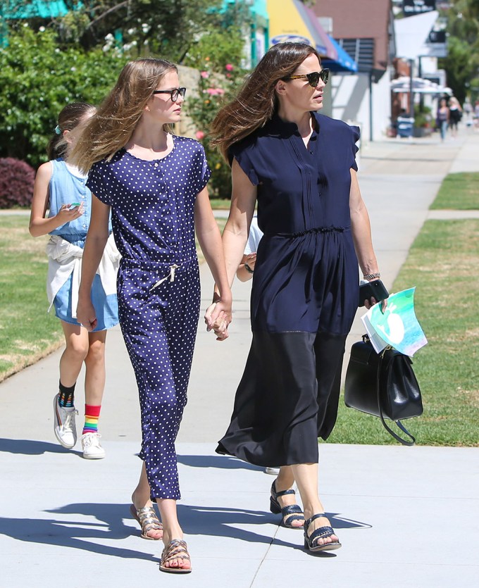 Jennifer Garner & Violet Affleck Twin In Navy Dresses