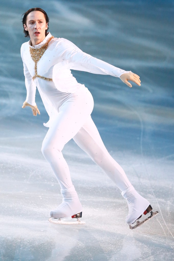 Johnny Weir's Hair At Winter Olympics: See Pics – Hollywood Life