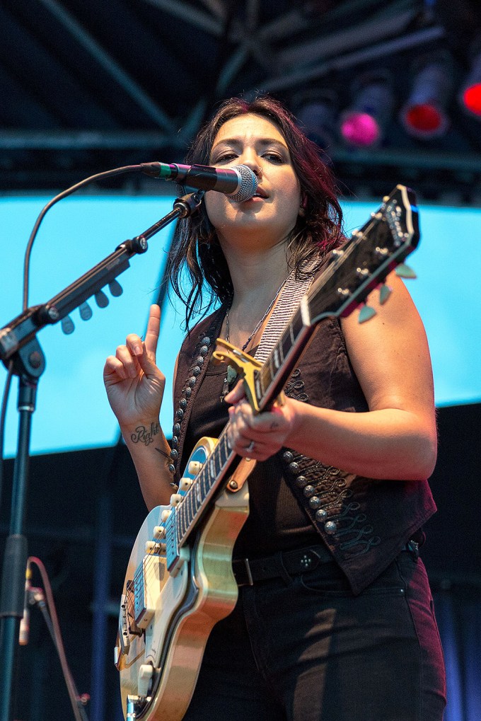 Michelle Branch Sings And Plays Guitar