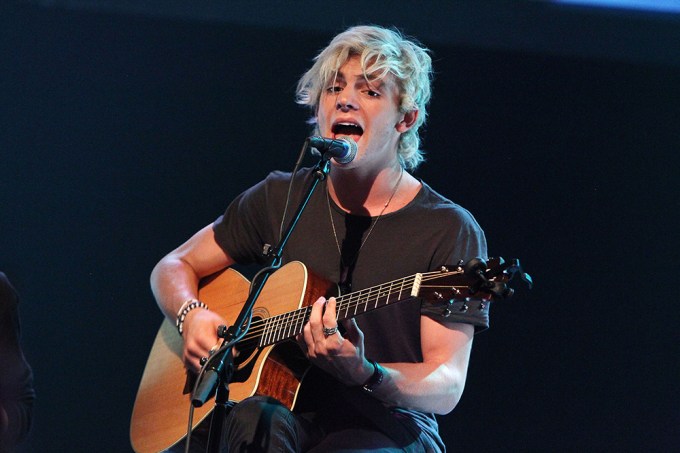 Ross On Stage With R5