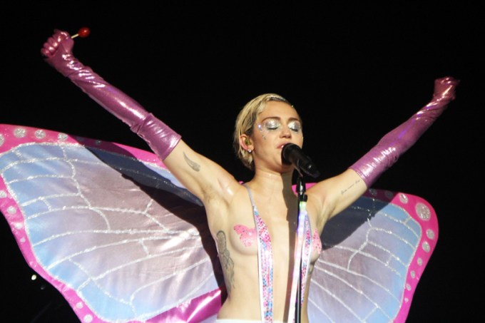 Sexiest Photos Of Singers Nearly Naked On Stage