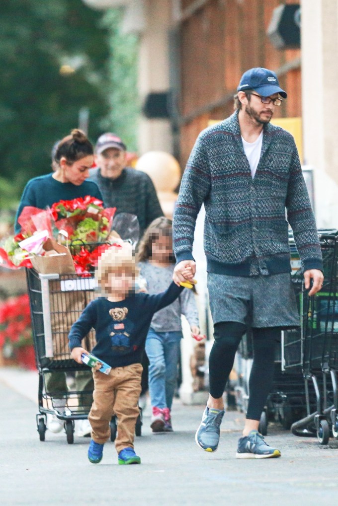Ashton Kutcher & Mila Kunis Go Grocery Shopping