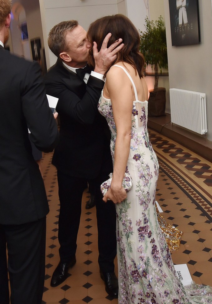 Rachel Weisz & Daniel Craig kiss