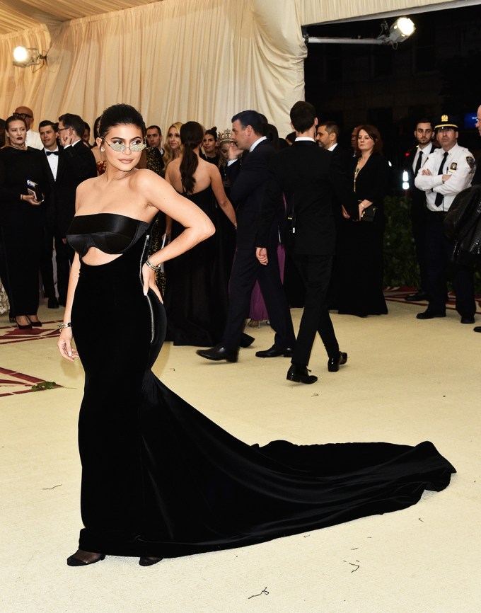 Kim Kardashian & Kylie Jenner In Tight Maxi Dresses