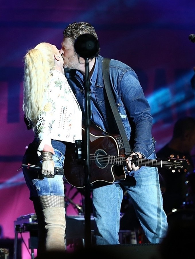 Blake Shelton & Gwen Stefani Kiss While Performing