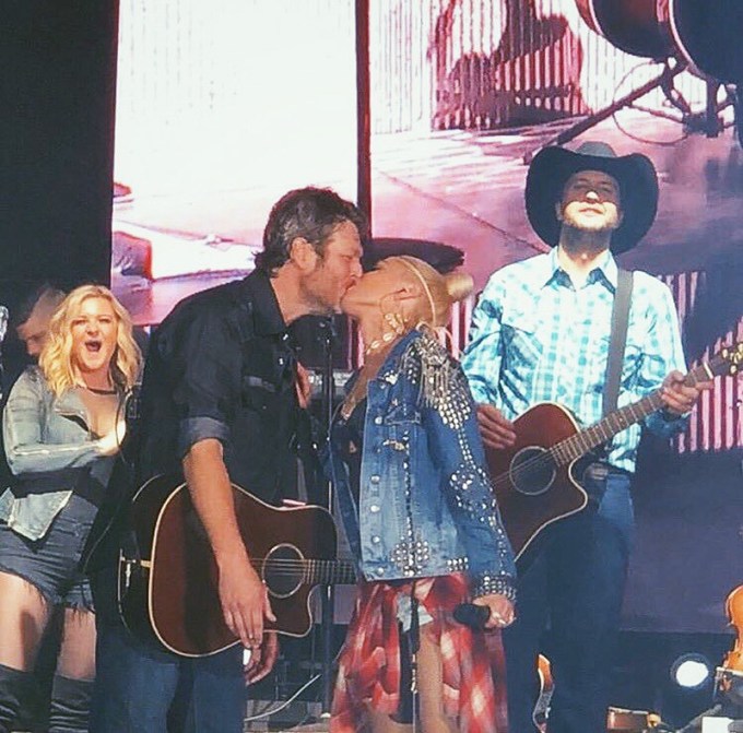 Blake Shelton & Gwen Stefani Kiss On The Stage