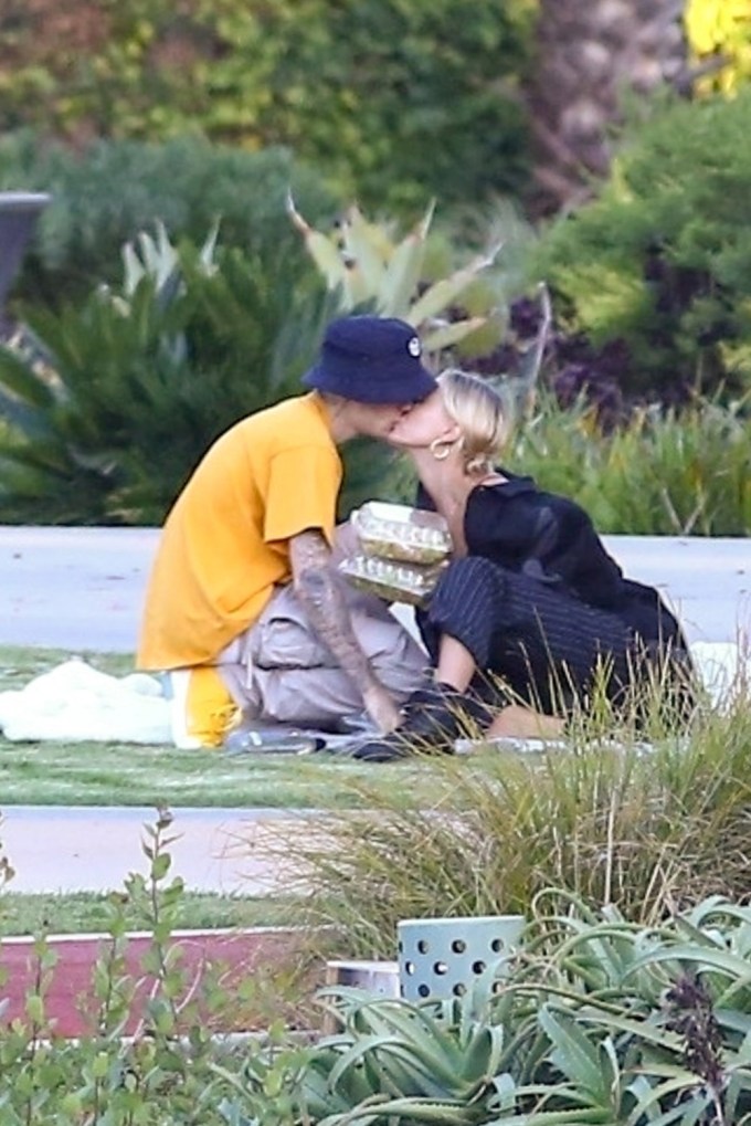Justin & Hailey Have A Romantic Picnic
