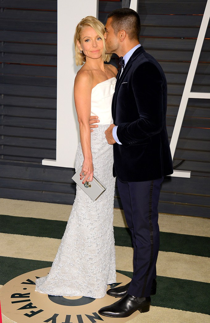 Kelly Ripa & Mark Consuelos’ cuddle at an Oscars party
