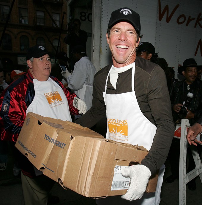 DENNIS QUAID AND THE NEW YORK KNICKS DELIVER 100 TURKEYS TO A SOUP KITCHEN, NEW YORK, AMERICA – 21 NOV 2005