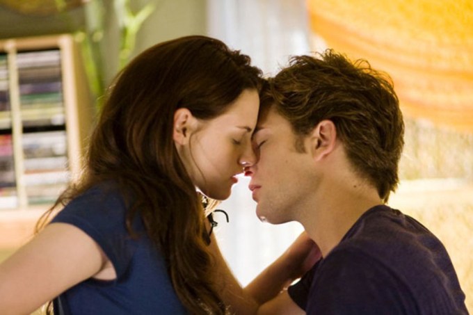Bella & Edward Make Out For The 1st Time