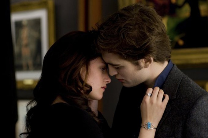 Bella & Edward Lean In For A Kiss