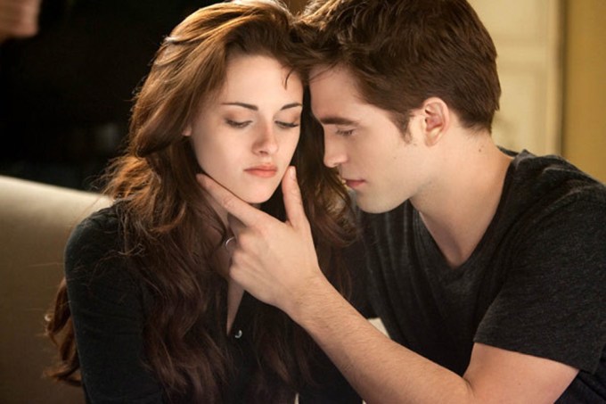 Edward Lovingly Holds Bella’s Face