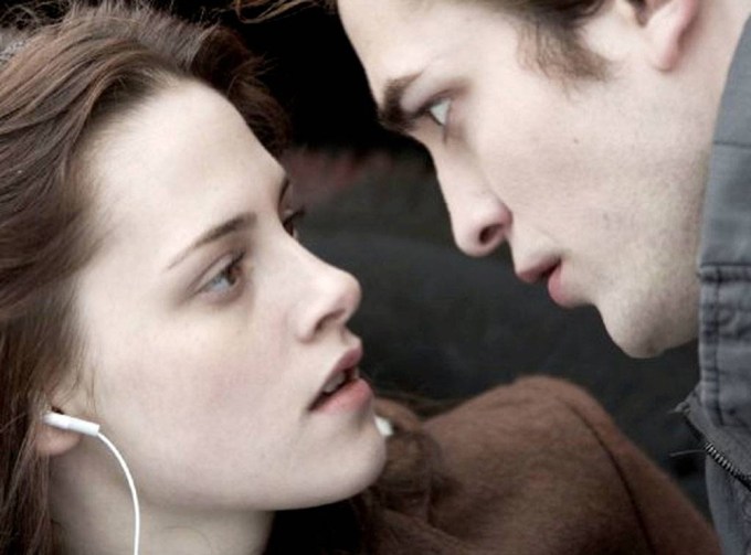 Edward Saves Bella From An Oncoming Car