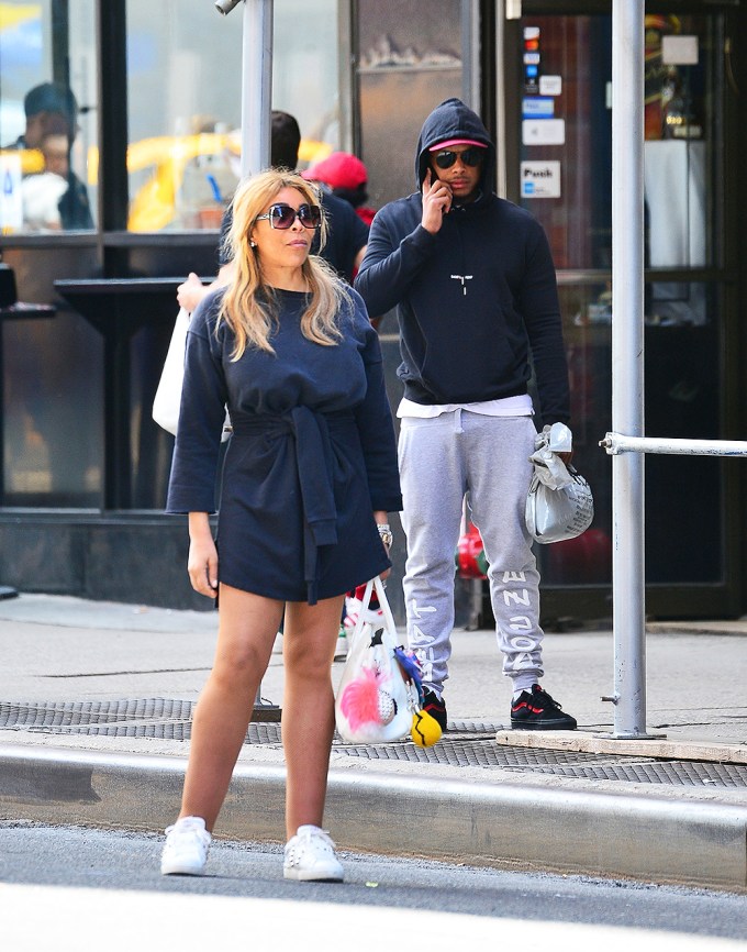 Wendy Williams shows off her long legs