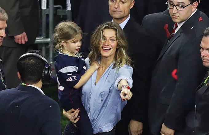 Gisele Bundchen & Daughter Cheering On Tom Brady
