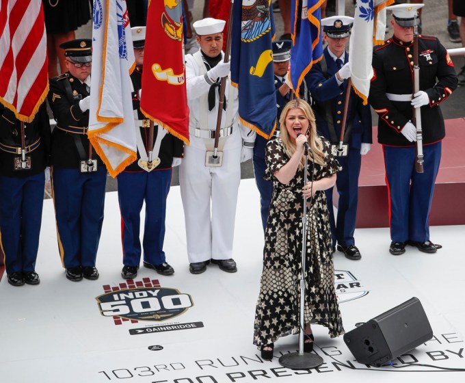 Kelly Clarkson sings the National Anthem At the 103rd running of the Indianapolis 500