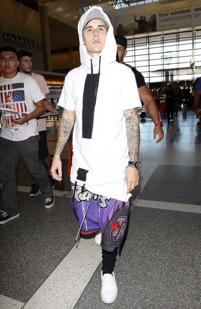 Justin Bieber rocks Toronto Raptors shorts at LAX