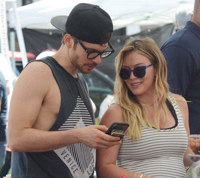 Hilary Duff and Matthew Koma check his phone