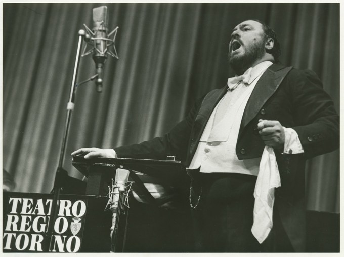 Pavarotti Performing