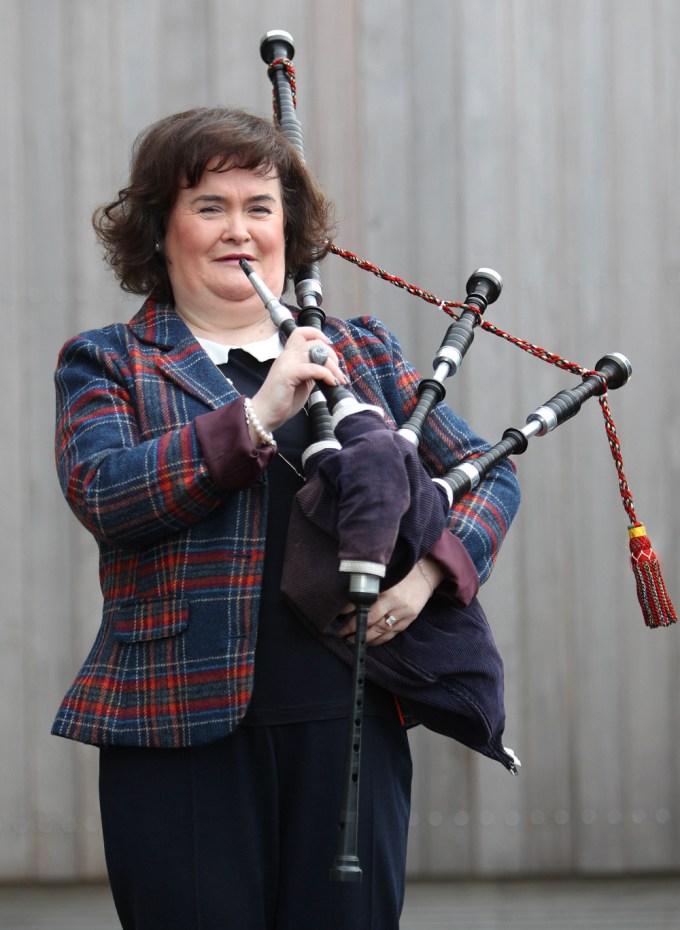 Susan Boyle plays the bagpipes