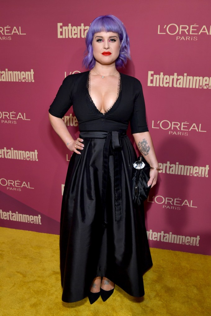 Kelly Osborne arrives with purple hair and a red lip