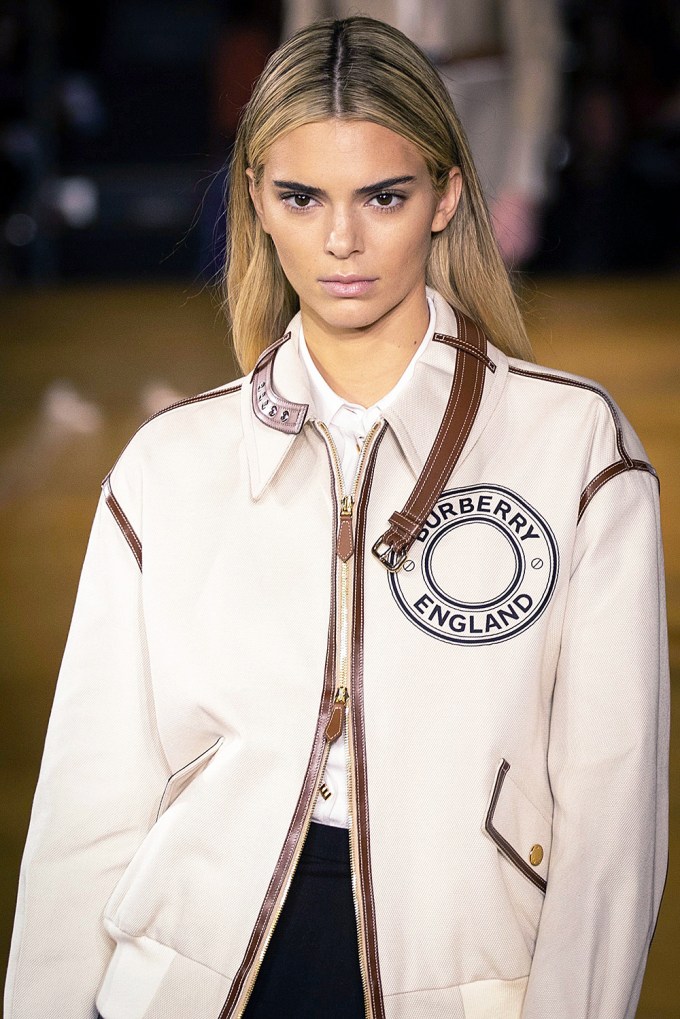 Kendall Jenner debuting blonde hair in the Burberry LFW show