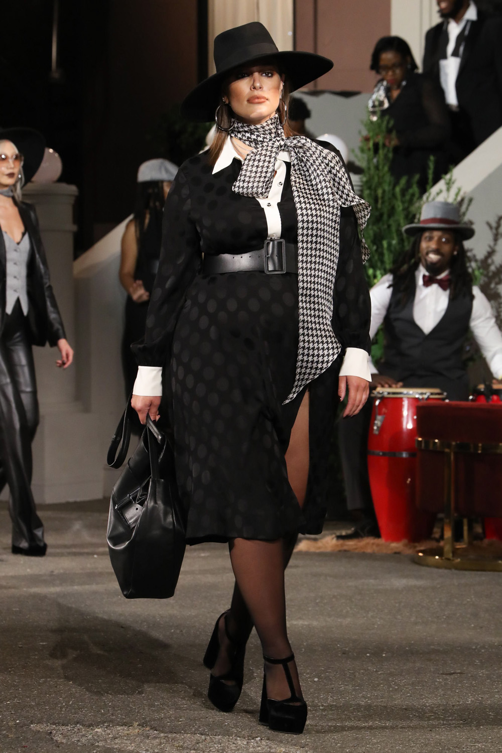 Tommy Hilfiger & Zendaya's Fashion Show: Spring 2020 NYFW Pics – Hollywood  Life