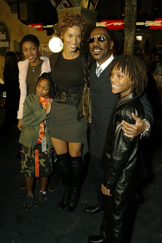 Eddie Murphy and his family pose together