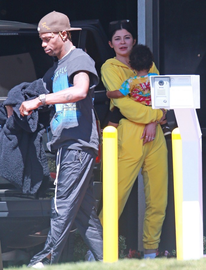 Kylie Jenner Wears No Makeup & Holds Her Daughter