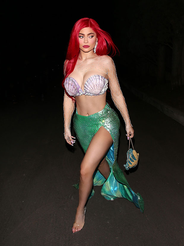 http://hollywoodlife.com/wp-content/uploads/2019/10/sexiest-halloween-costumes-ebd.jpg