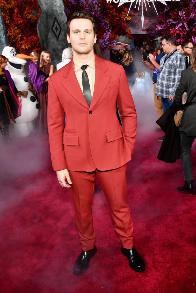 Jonathan Groff matches The Red Carpet