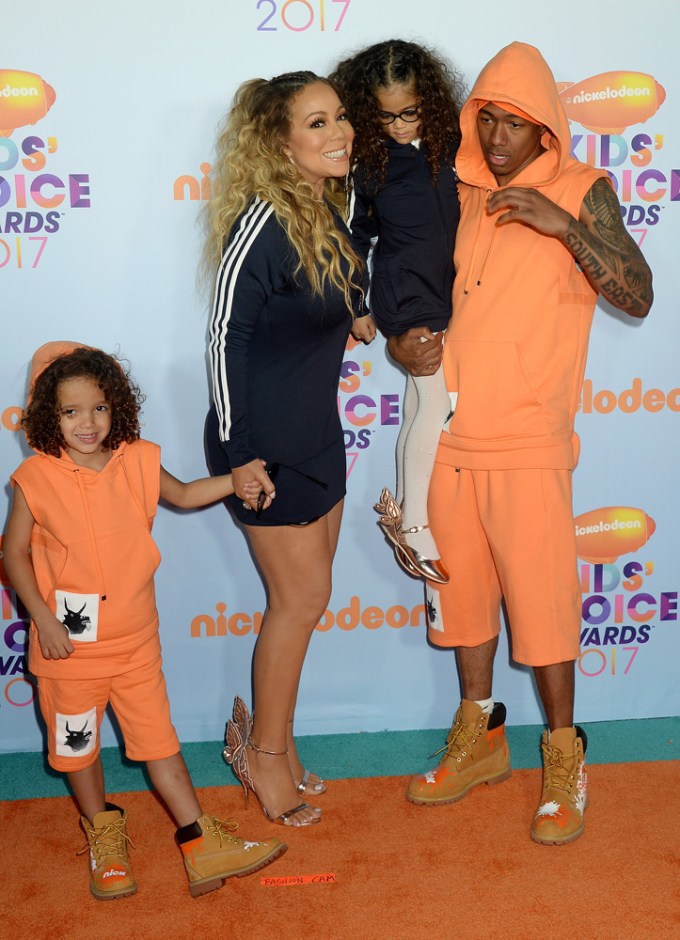 Mariah Carey Poses With Her Family