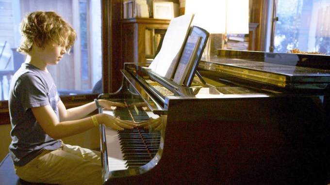 Jonas Brodsky playing Moonlight Sonata on the piano