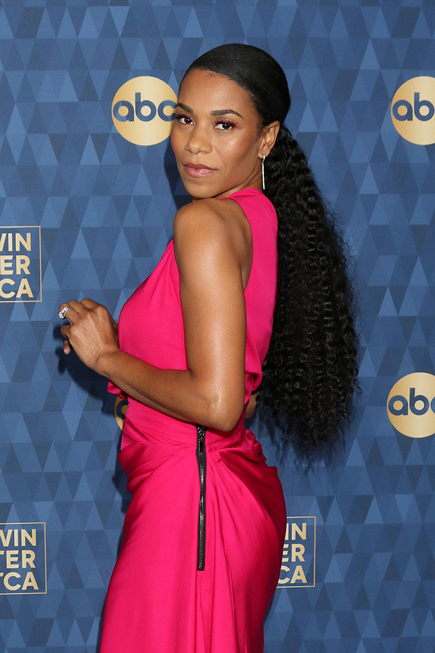 Kelly McCreary On Her Natural Hair: Why 'Grey's Anatomy' Fans Love It –  Hollywood Life