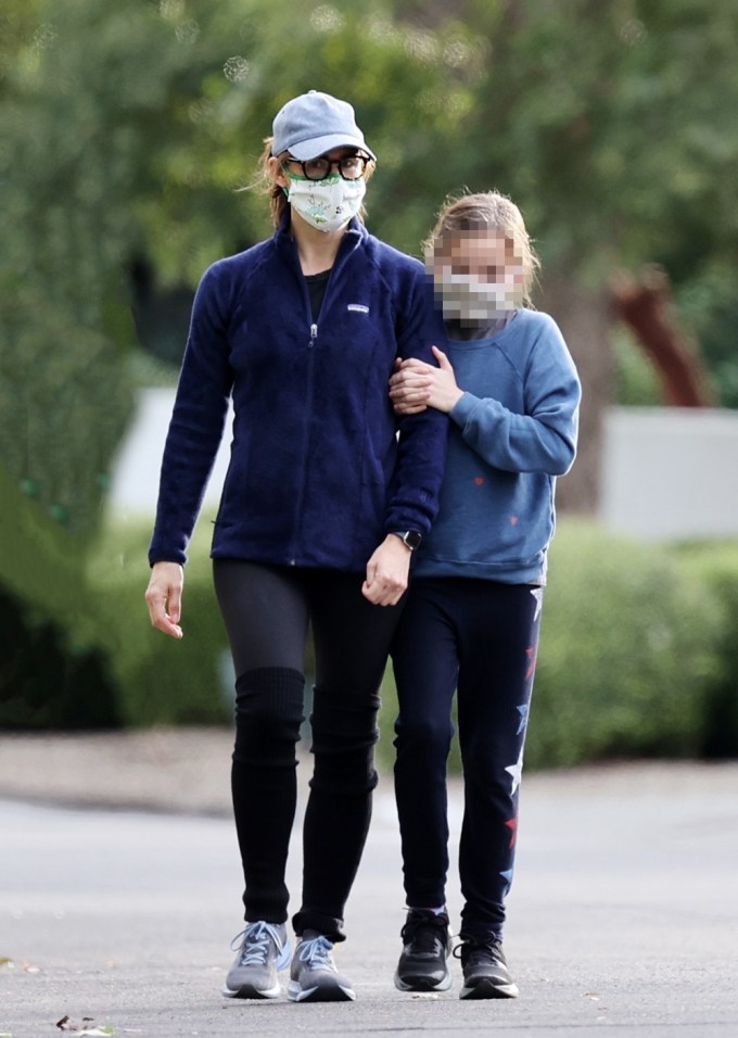 Jennifer Garner links arms with daughter Seraphina